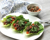 Boeuf sauté aux poivrons en coque de laitue