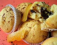 Une base de moelleux à l'orange bien aérée, un coeur gourmand de chocolat noir