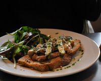 Toast printanier au ris de veau et mesclun