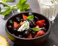 Salade de fraises, olives noires confites, crème fouettée à l'huile d'olive & basilic