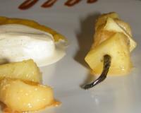 Une brochette de fruits tout juste caramélisée, un goût prononcé de vanille et pour accompagner et donner le petit côté rafraîchissant, une glace à la vanille.