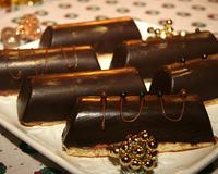 Des bûchettes avec une coque en chocolat fourrées d'une merveilleuse mousse au chocolat.