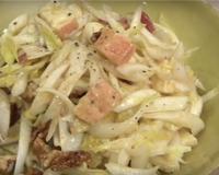 Une salade forte en saveurs mêlant maroilles, endives et salade. Pour une entrée riche et un plat complet à partager entre amis ou en famille !