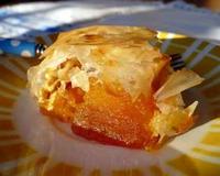 Des cubes confits de citrouille et d'abricots sont enveloppés d'une légère feuille de filo...