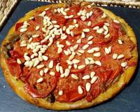 Une pâte brisée fondante maison, des tomates caramélisées dans un sirop de balsamique, un peu de chèvre fondu et quelques pignons de pins torréfiés.