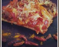 Pour ceux qui aiment les pizzas pleines de saveurs et d'épices ! Un peu relevée cette pizza fait frémir les papilles ! Un délice !