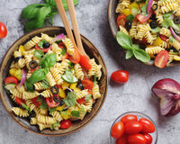 Pour un pique-nique ou un déjeuner sur le pouce, voici 3 salades de pâtes à faire en 15 minutes cet été !