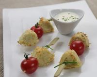 Petites brochettes de billes de flans au petit coraya et aux poireaux, intercalées avec des tomates cerises, accompagnées d'une petite sauce citronnée.