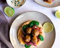 Pains pitta aux falafels, halloumi et sauce au yaourt