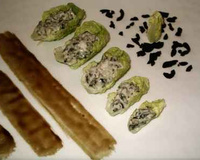 Feuilles de sucrine, crème de fromage de chèvre  aux olives noires balsamique réduit