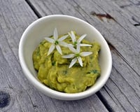 Ail des ours : gressins, guacamole et mini foccacia