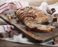 Un pain original avec de la farine blanche, de la farine complete et un peu de noisettes.