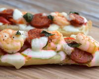 Tartines grillées aux crevettes, chorizo, mozza et tomates cerises