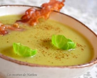 Soupe aux choux de Bruxelles à la muscade et lard grillé