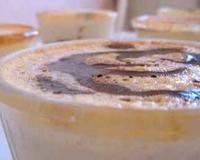 Crème aux oeufs classique, dans laquelle je vais glisser un coulis au chocolat noir...