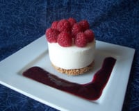 Mousse de faisselle de fromage blanc sur croustillant au chocolat blanc, framboises et coulis de framboise