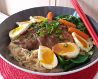 Ramen bœuf comme une omelette, petits légumes verts et bœuf au gingembre