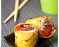 Si vous n'avez jamais gouté à des makis sucrés, l'idée de mélanger du riz avec du Nutella et des fraises peut vous paraitre assez étrange.Et…
