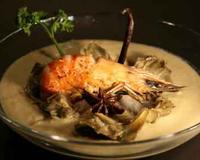 La vanille et la badiane subliment les saveurs de l'artichaut alors que la douce aubergine apporte son onctuosité. Voici une soupe en écrin de velours pour une gambas…