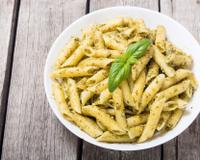 On ne se lasse pas de ces pâtes tellement parfumées. A préparer avec un bon pesto du commerce les soirs de semaine quand vous êtes pressés…