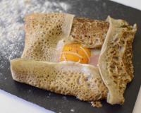 Dégustez de bonnes galettes bretonnes maison, au jambon et aux oeufs, la complète ! C'est facile et rapide à cuisiner et c'est vraiment sympa à…