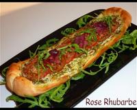 Une petite pizza en forme de 'baguette' aux tomates fraiches.
