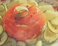 Voici une entrée rafraîchissante avec du saumon fumé et du concombre, c'est un vrai régal !