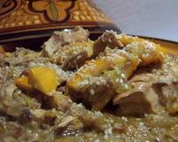 Un petit tajine au poulet fondant, délicieusement parfumé à l'orange. Encore meilleur le lendemain quand les arômes ont eu le temps de se développer.