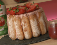 Une délicieuse Charlotte aux fraises, très gourmande.