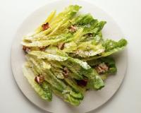 La salade César : histoire et recette d’un grand classique bistrotier