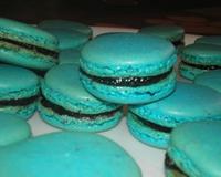Voici une petite recette de macarons, avec un c&oeligur fondant à la purée de cassis.
