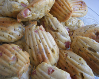 Simplissimes madeleines version salées avec des dés de jambon et pistaches concassées.