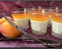 Un panna cotta douce avec un coulis d'abricot acidulé
