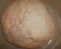 Voici la recette pour faire une pâte à pizza.