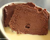 Un gâteau au chocolat sans cuisson sur une base de mousse au chocolat.