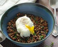 Salade de lentilles aux herbes et aux œufs pochés