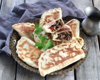 Ces crêpes turques, comme des chaussons salés, se cuisent à la poêle et sont idéales pour un repas ou pour un pique-nique.