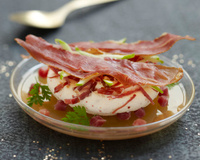 Croustillant et chantilly de jambon de Bayonne, gelée de pomme verte