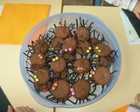 Muffins très appréciés des enfants avec leur coeur fondant au spéculos. Faciles à réaliser par les enfants et quel plaisir "d'arracher" les pattes de l'araignée avant…