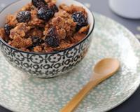Le granola est un savoureux mélange de flocons de céréales, de fruits oléagineux et de miel, le tout cuit au four