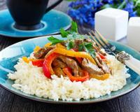 Du boeuf coupé finement cuit avec des poivrons, c'est parfait avec du riz nature.