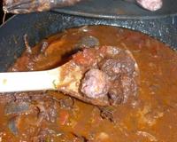 Une variation sur la daube, en ajoutant de la saucisse de foie et un bon vin corse dans cette daube très traditionnelle.