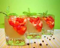 De jolies petites verrines estivales aux textures différentes, composées d'une association classique rhubarbe-fraise, une valeur sûre, mais rehaussée cette fois-ci par…