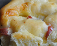Une brioche salée garnie de lardons et de Mont d'or, parfaite pour l'apéritif