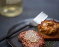 Foie gras poêlé, caviar de Floc de Gascogne et pomme au four saupoudrée de chips d'ail
