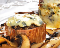 A la manière d'un rôti de veau Orloff, le filet mignon est ici habillé de saveurs, pour un mariage d'amour avec le raffiné Bresse Bleu. A servir bien gratiné !