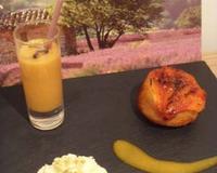 Un gâteau renversé à l'abricot avec une chantilly à l'abricot, un smoothie abricots-lavande à boire à la paille et un trait de…