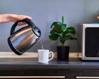 Réutiliser le lendemain l’eau restée dans sa bouilloire : un geste banal, mais voici pourquoi ça n’est pas une bonne idée pour votre santé