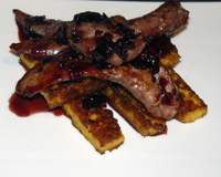 Aiguillettes de canard, poêlée de cerise et polenta croustillante