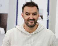 “Ça croque, ça fond” : Cyril Lignac partage sa recette de merveilleux au chocolat blanc et spéculoos pour un dessert waouh